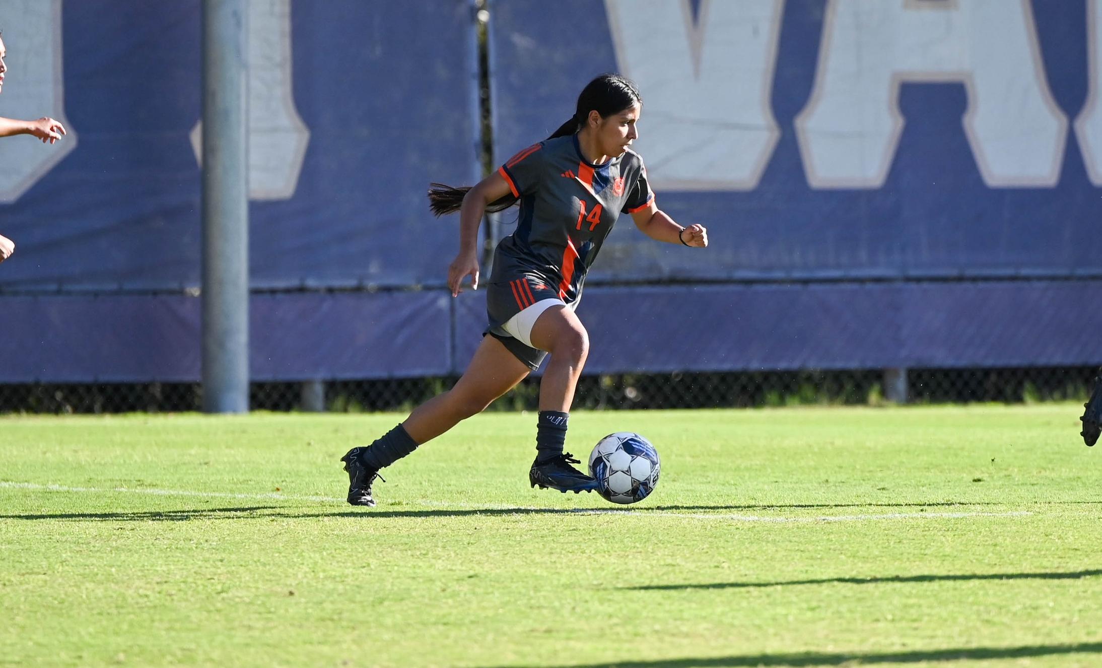 Evelyn Santos continues her dominant scoring stretch in table-flipping win